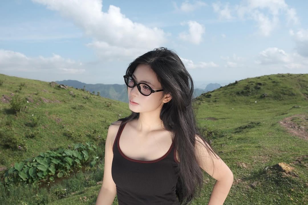 TikToker Quỳnh Bei Drops Mask, Shows Off Stunning New Look 9 Quỳnh Bei sexy style