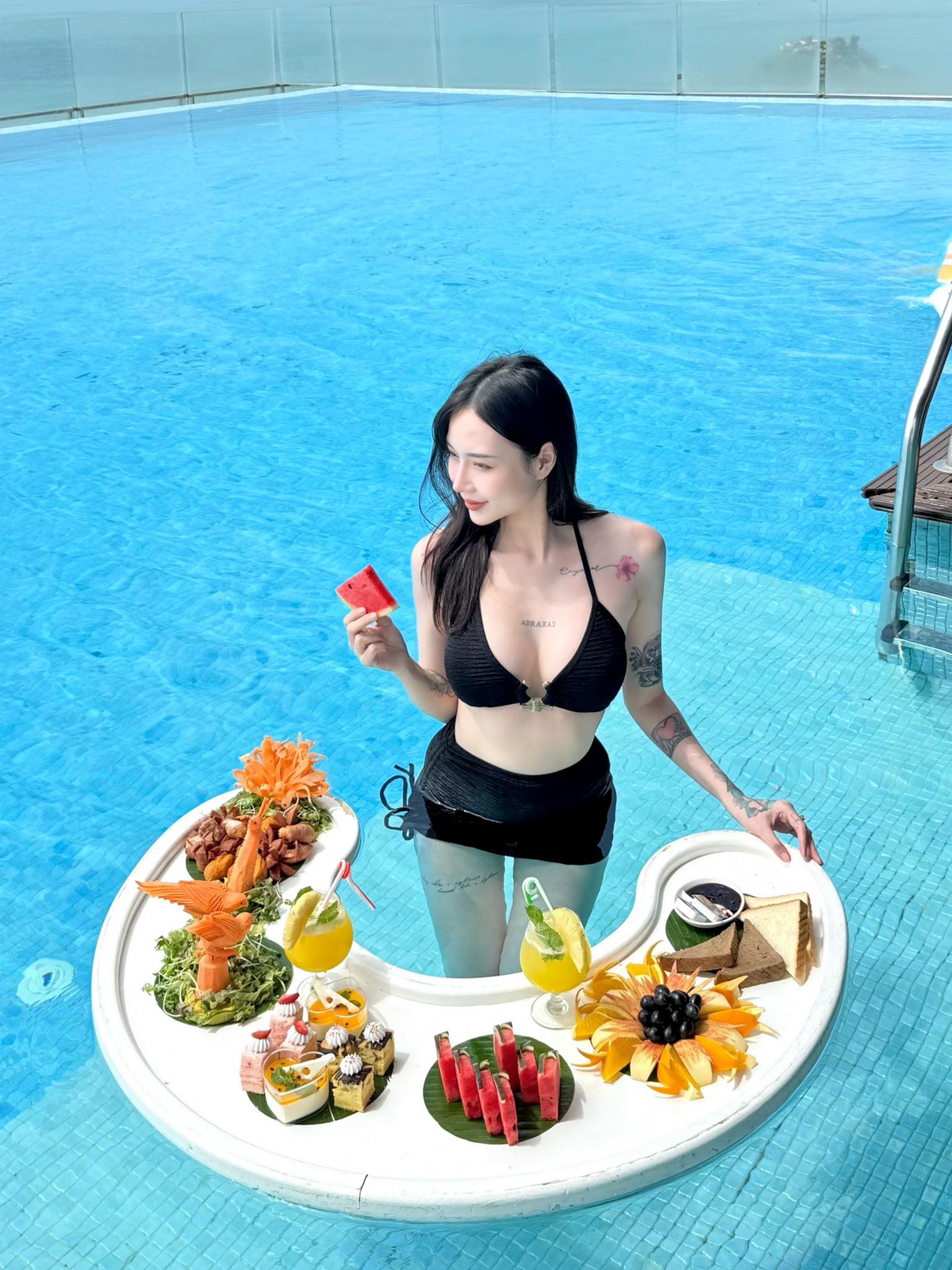 Streamer Cô Chip Returns With Stunning Bikini Photos 3 Cô Chip in tight outfit