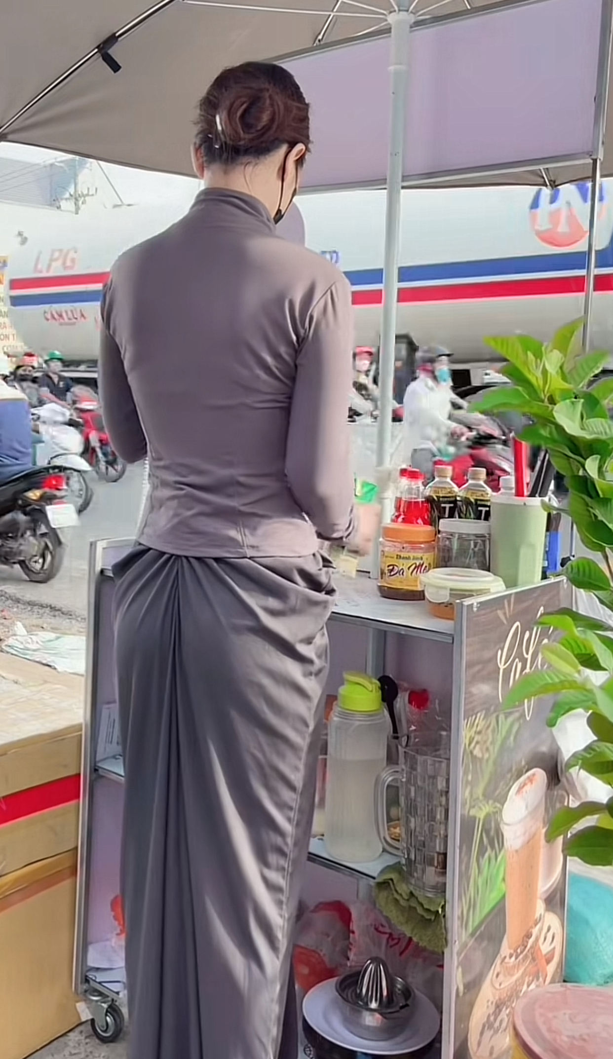 Coffee Seller Shuts Down Critics, Shows Off Gym-Ready Body 5 Coffee seller reacts to the chatter.