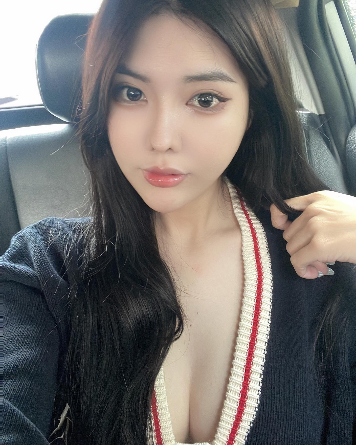 Liên Quân Hot Girl Opens Up About Heartbreaking Betrayals 2 Chau Ngoc Nhu in a stylish outfit
