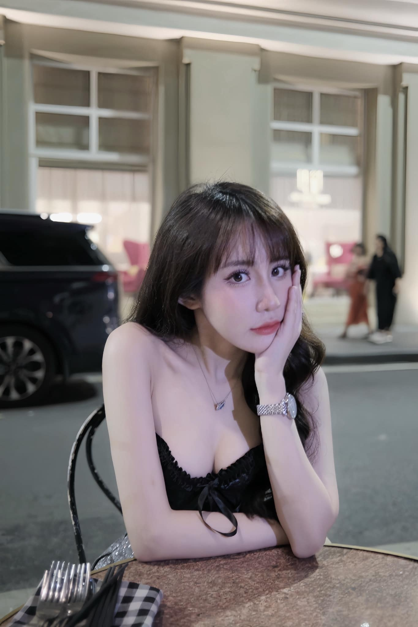 Billiards Star Le Tuyet Anh Wows Fans with Looks and Content 1 Le Tuyet Anh playing billiards
