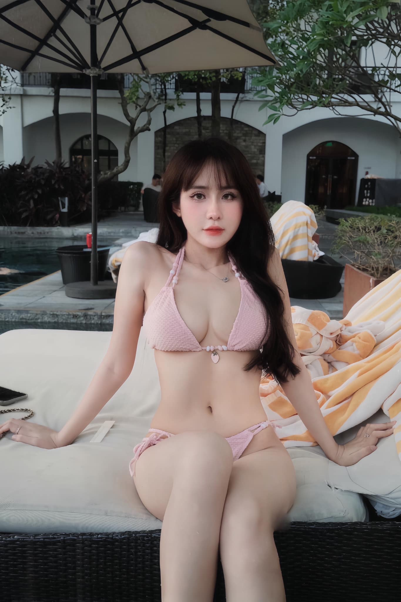 Billiards Star Le Tuyet Anh Wows Fans with Looks and Content 5 Le Tuyet Anh in sporty look