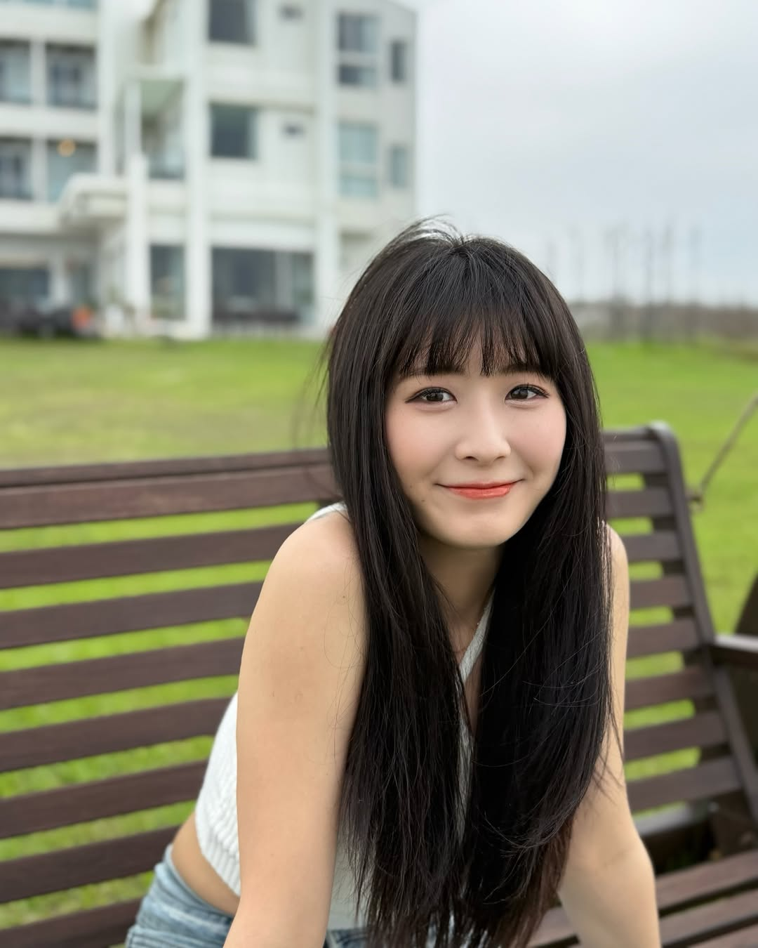 Streamer Lois Lục Tử Huyền Reveals Shocking Support Story 4 Lois looking thoughtful