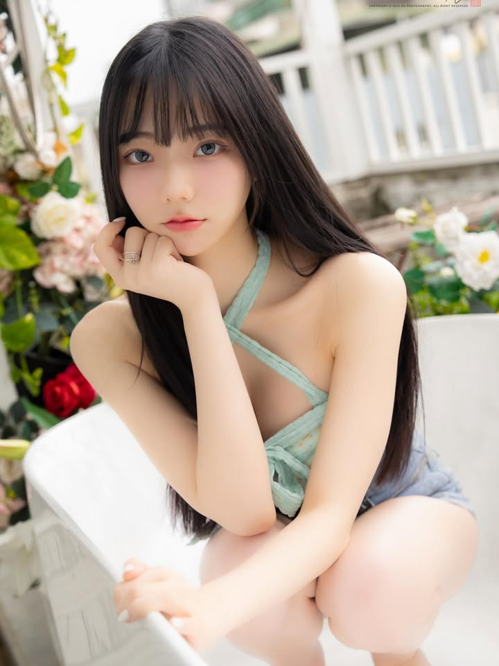 Top Hot Girl JiuJiu Steps Back After 3 Years at the Top 2 JiuJiu candid photo