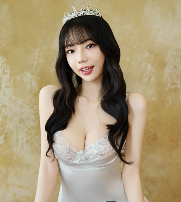 Top Hot Girl JiuJiu Steps Back After 3 Years at the Top 4 JiuJiu smiling