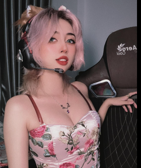 Mercury Nguyễn smiling in a gaming event