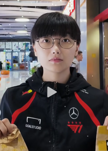 Female Faker Streamer Sparks Backlash with Sexy Outfit Change 1 She once had to clarify: 'I'm a girl, not an AI'