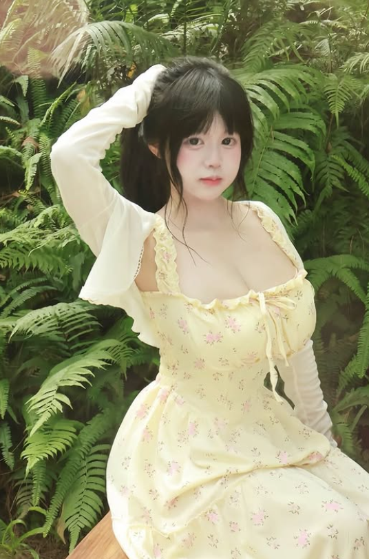 Snow White cosplay pose
