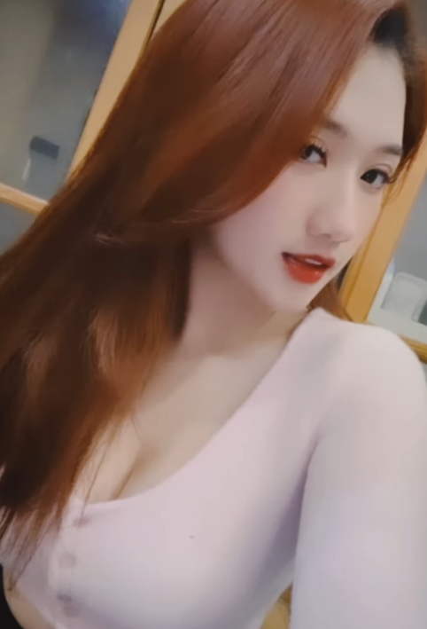 Linh Nắng Stuns Fans With Stunning Off-Camera Looks 7 Screenshot of Linh Nắng's fan comments