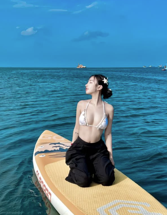 Fans Spot Photoshop in Tiểu Hý’s Stunning New Pics 3 Tiểu Hý posing confidently