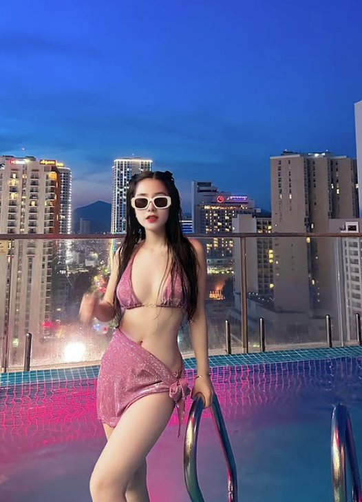 Fans Spot Photoshop in Tiểu Hý’s Stunning New Pics 4 Tiểu Hý in stylish outfit