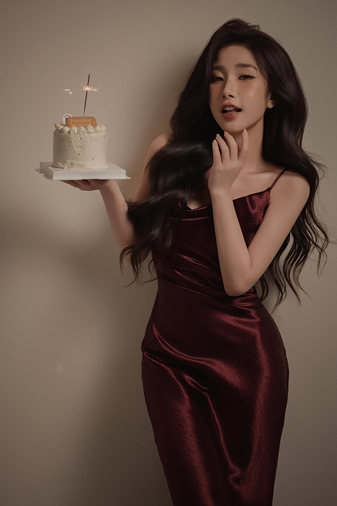 Fans Spot Photoshop in Tiểu Hý’s Stunning New Pics 12 Tiểu Hý posing confidently
