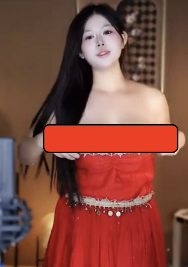 Thỏ Tiểu Lệ's accidental exposure during livestream dance