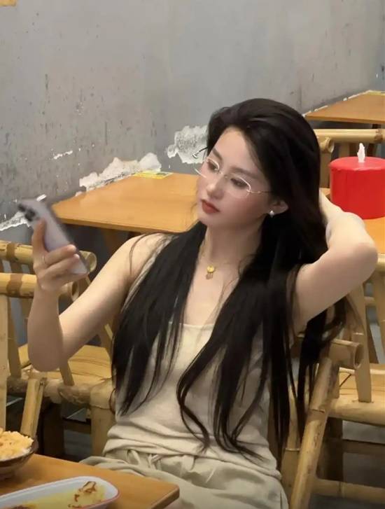 Streamer Gains Fame for Looking Just Like Liu Yifei 4 Liu Yipin candid photo