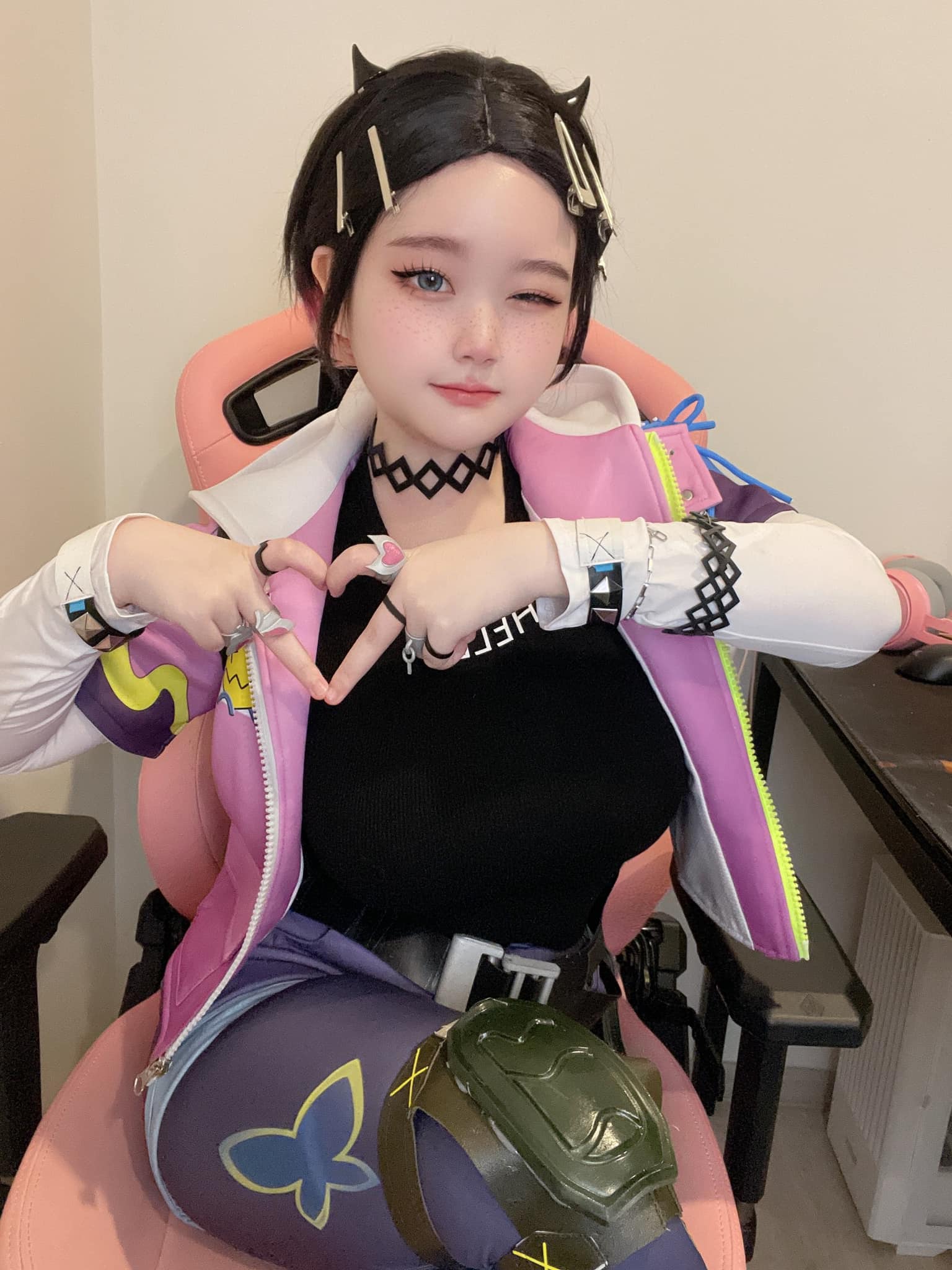 Innocent-Looking Cosplayer Shocks Fans with Bold Looks 3 4816618686577211600080084778984899540325412n 1758951152308542190731 1759020304662 17590203048621052357480