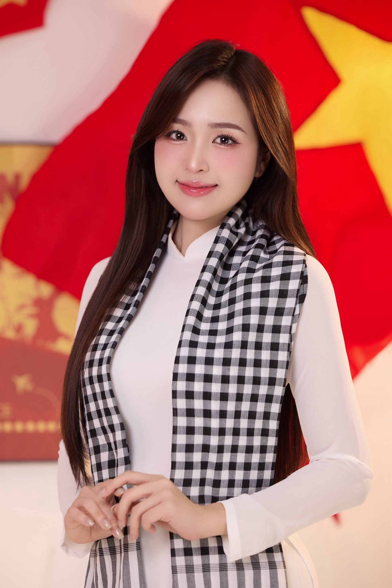 Lê Phương Anh Stuns Fans with Elegant Ao Dai Look 5 Elegant and poised Lê Phương Anh
