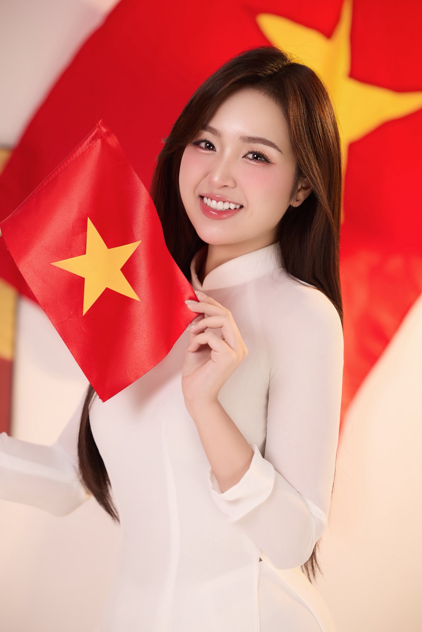 Lê Phương Anh Stuns Fans with Elegant Ao Dai Look 1 Lê Phương Anh in elegant ao dai