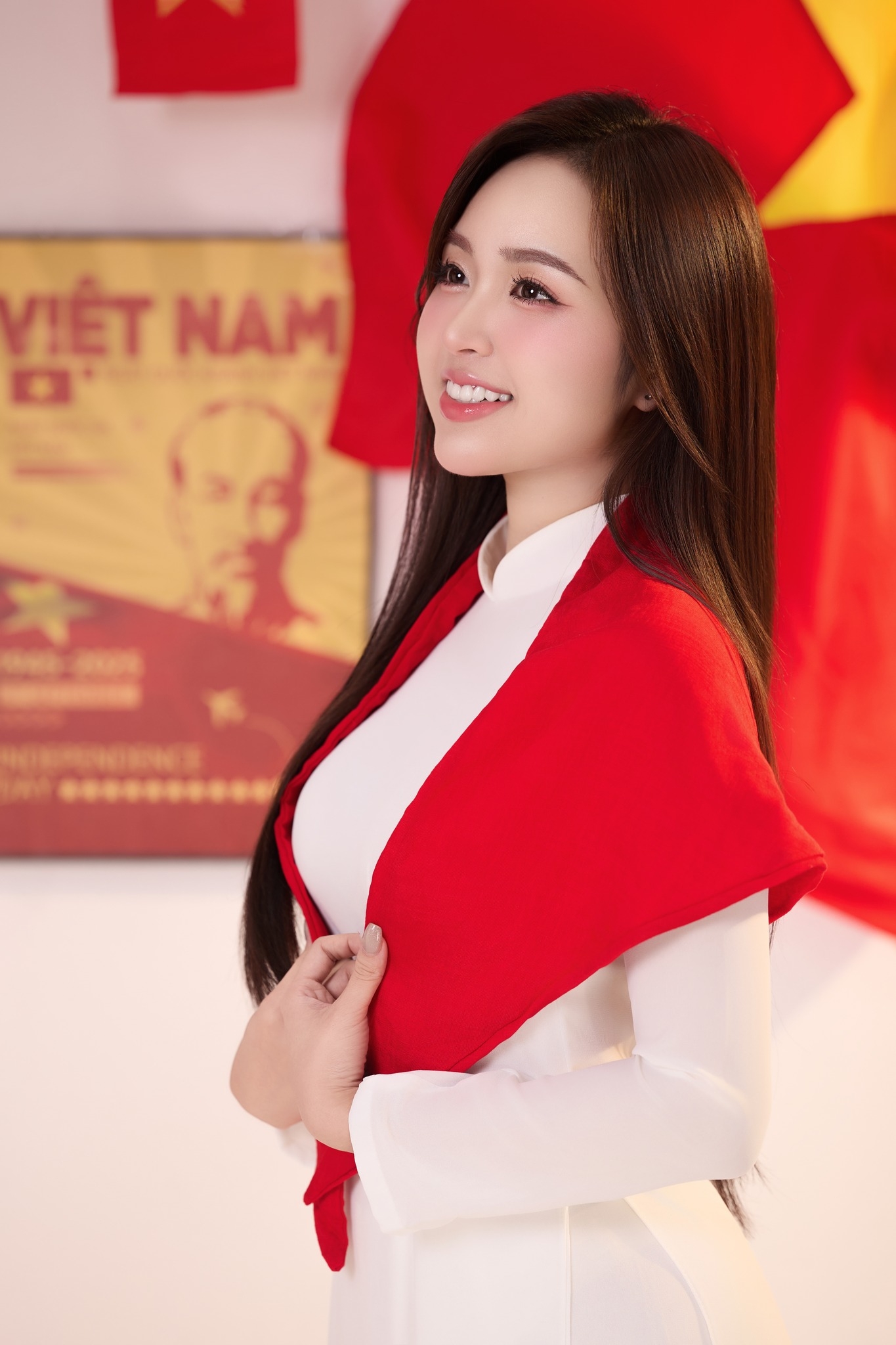 Lê Phương Anh Stuns Fans with Elegant Ao Dai Look 4 Lê Phương Anh in traditional ao dai