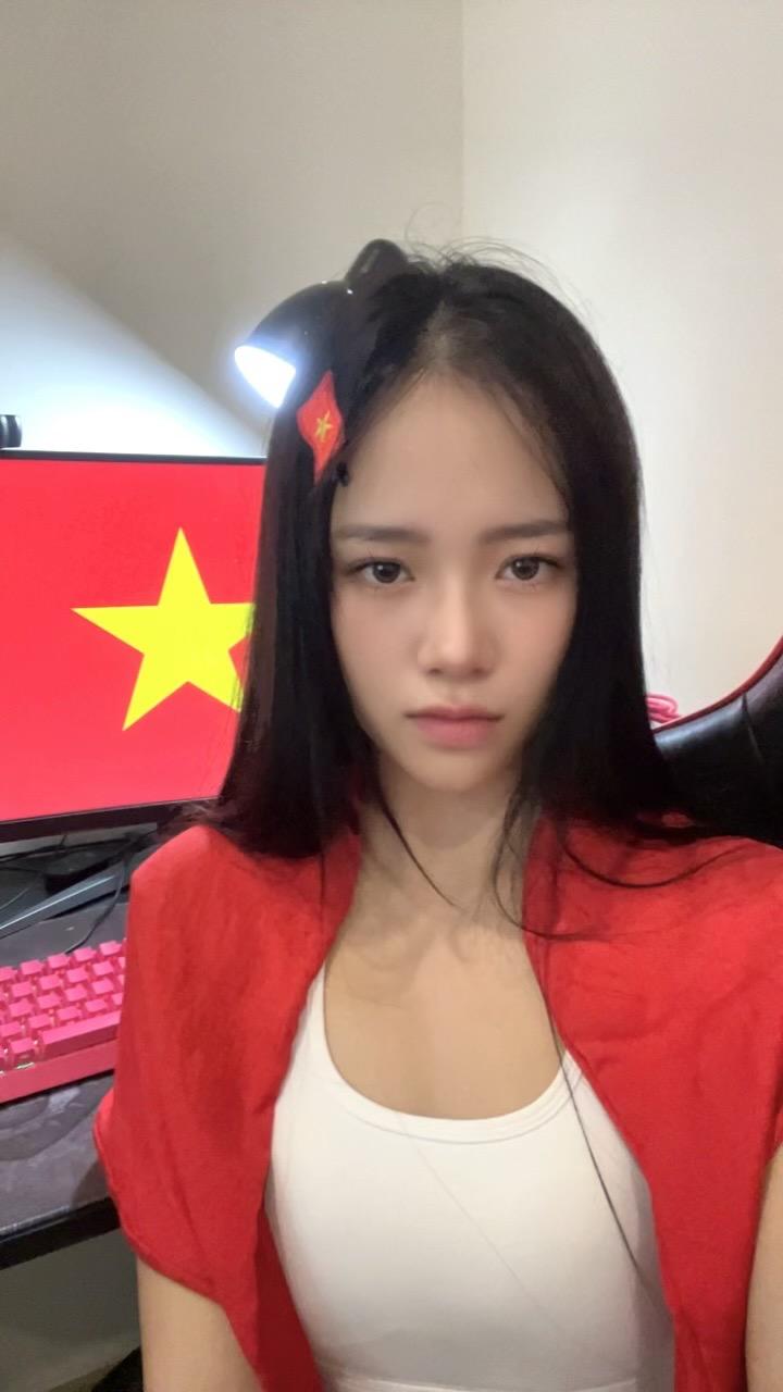 Mai Linh Zuto Goes Makeup-Free, Surprising Her Fans 1 Mai Linh Zuto natural look