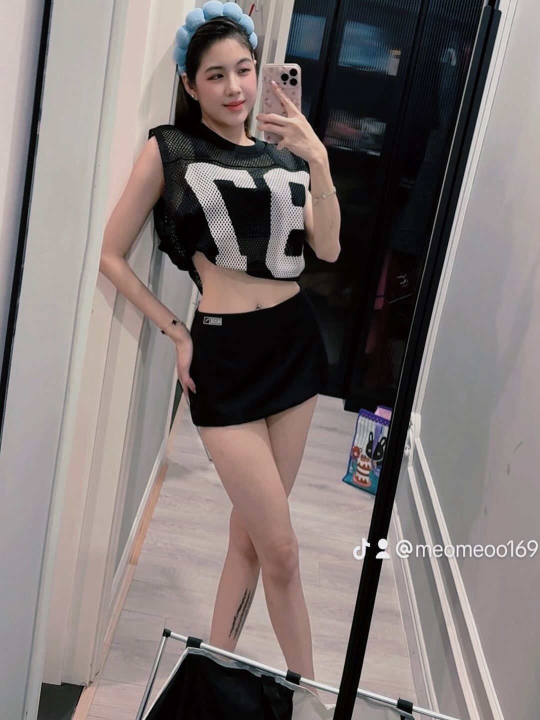 Trân Mèo is known as a beautiful, sweet woman who always supports her husband in his career.