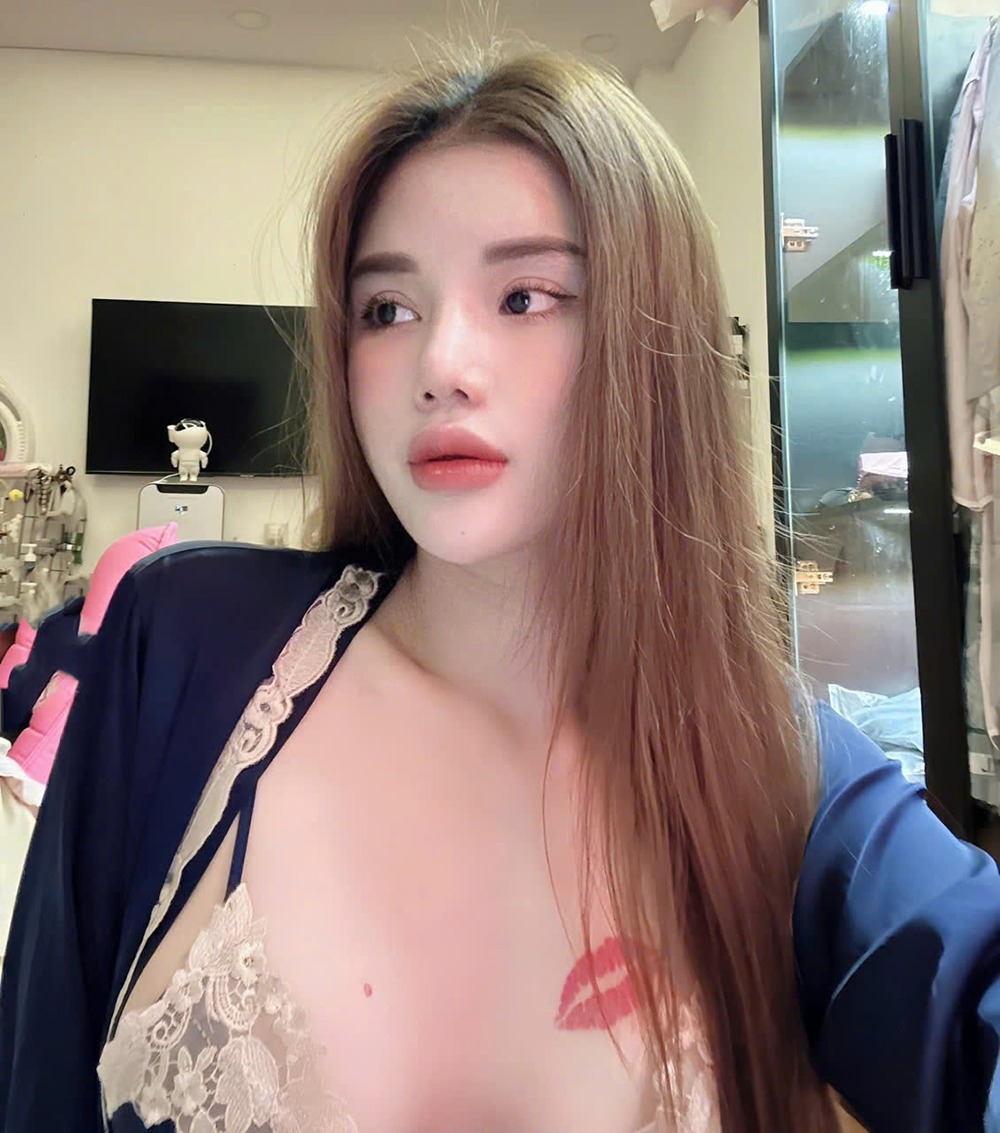 Ly Meo in stylish outfit