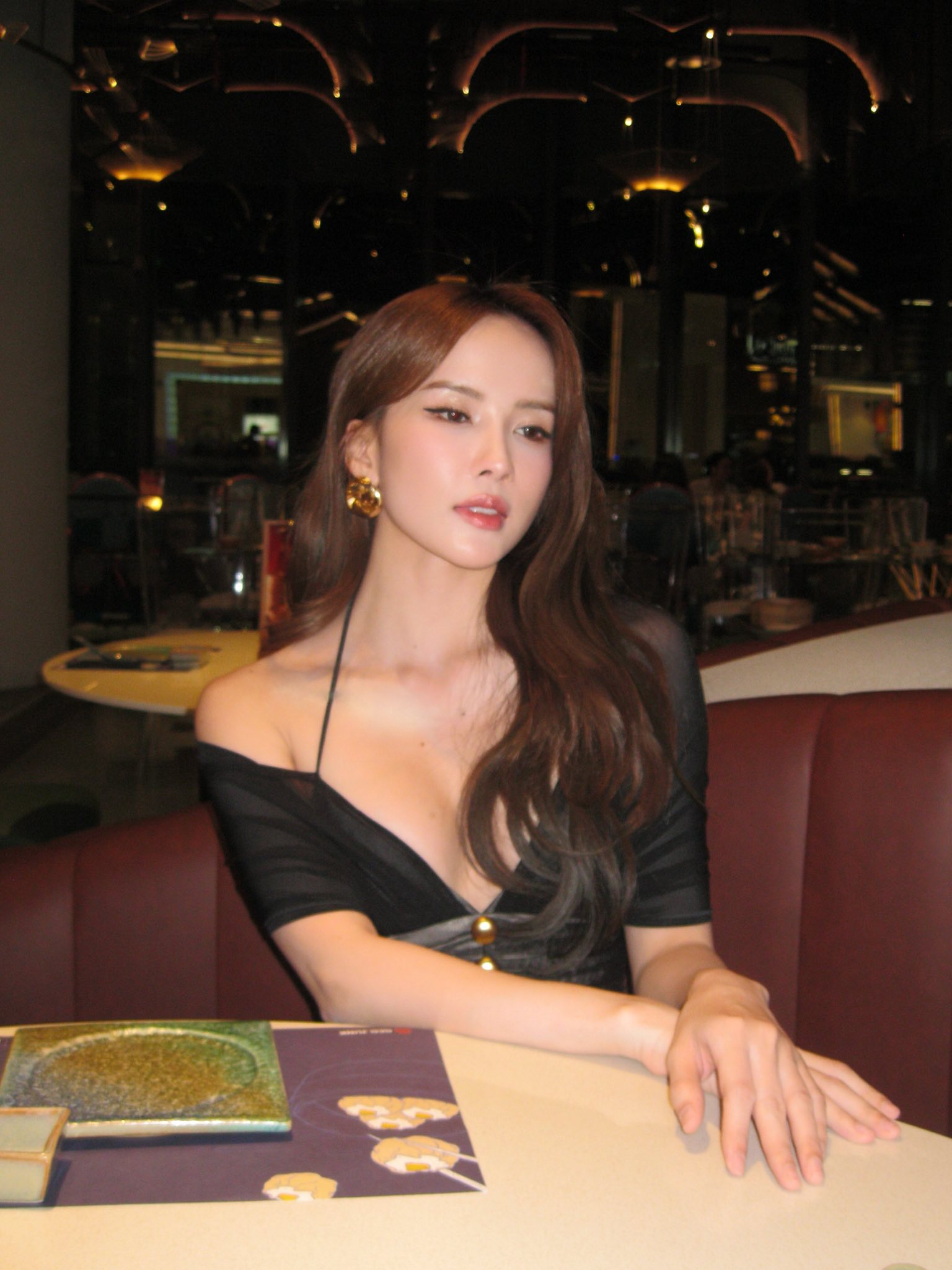 Thieu Bao Tram showing off her slim waist