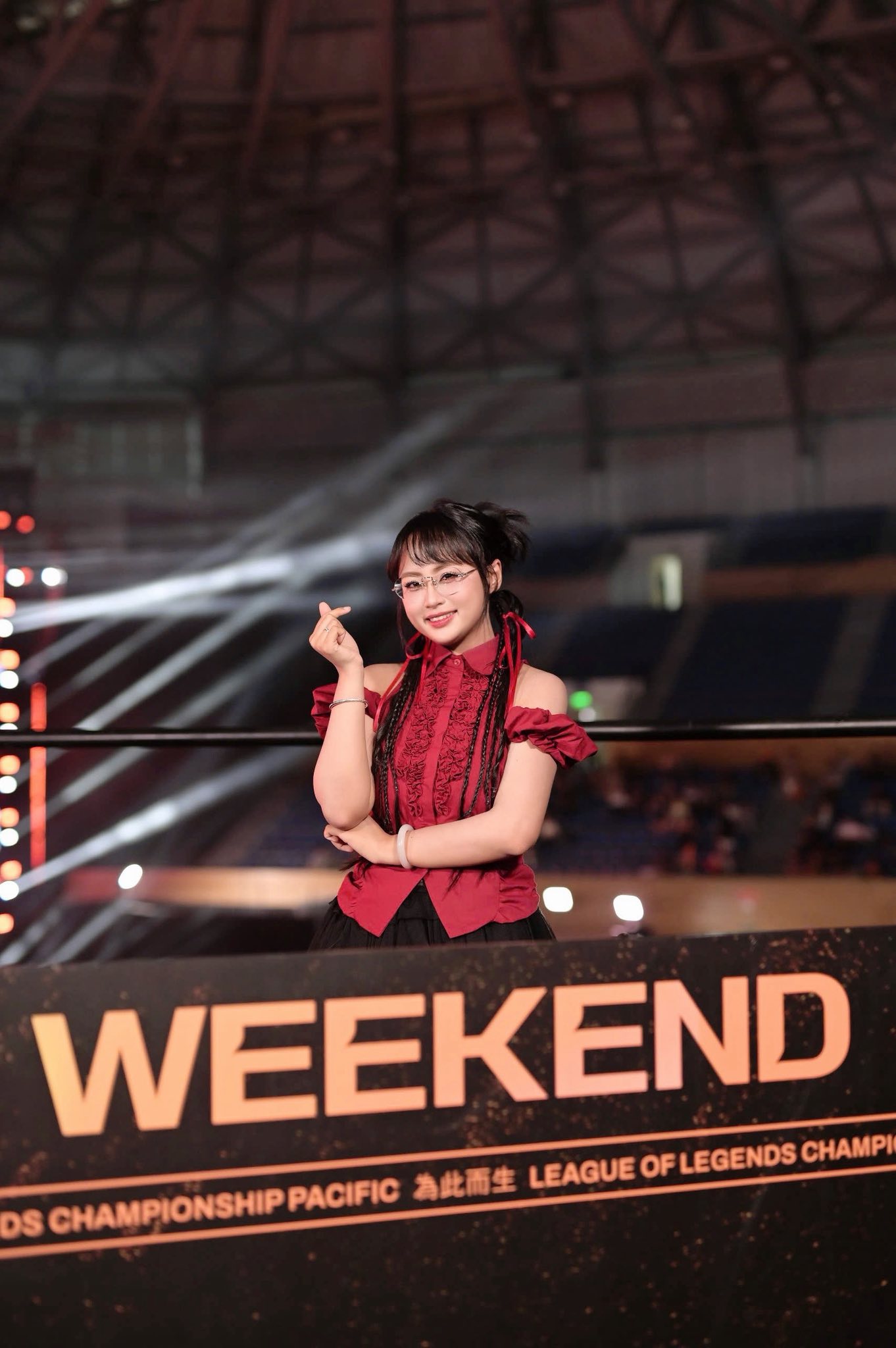 Esports Star Minh Nghi Makes a Stunning Comeback After a Year Off 4 Minh Nghi confident on stage