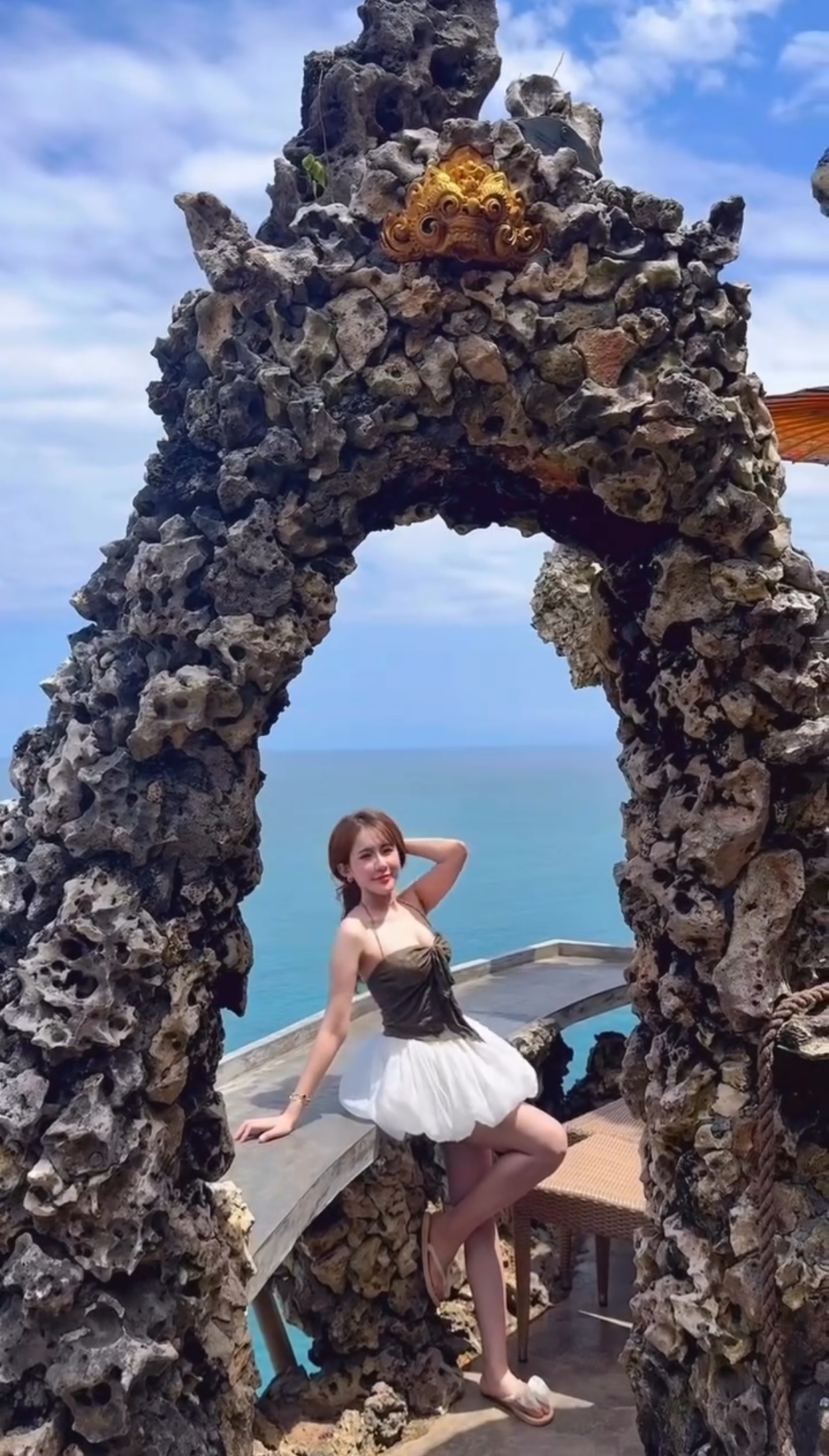 Billiards Star Tuyết Anh Stuns Fans in Bali Sun 1 Tuyết Anh confidently shows off her radiant beauty.