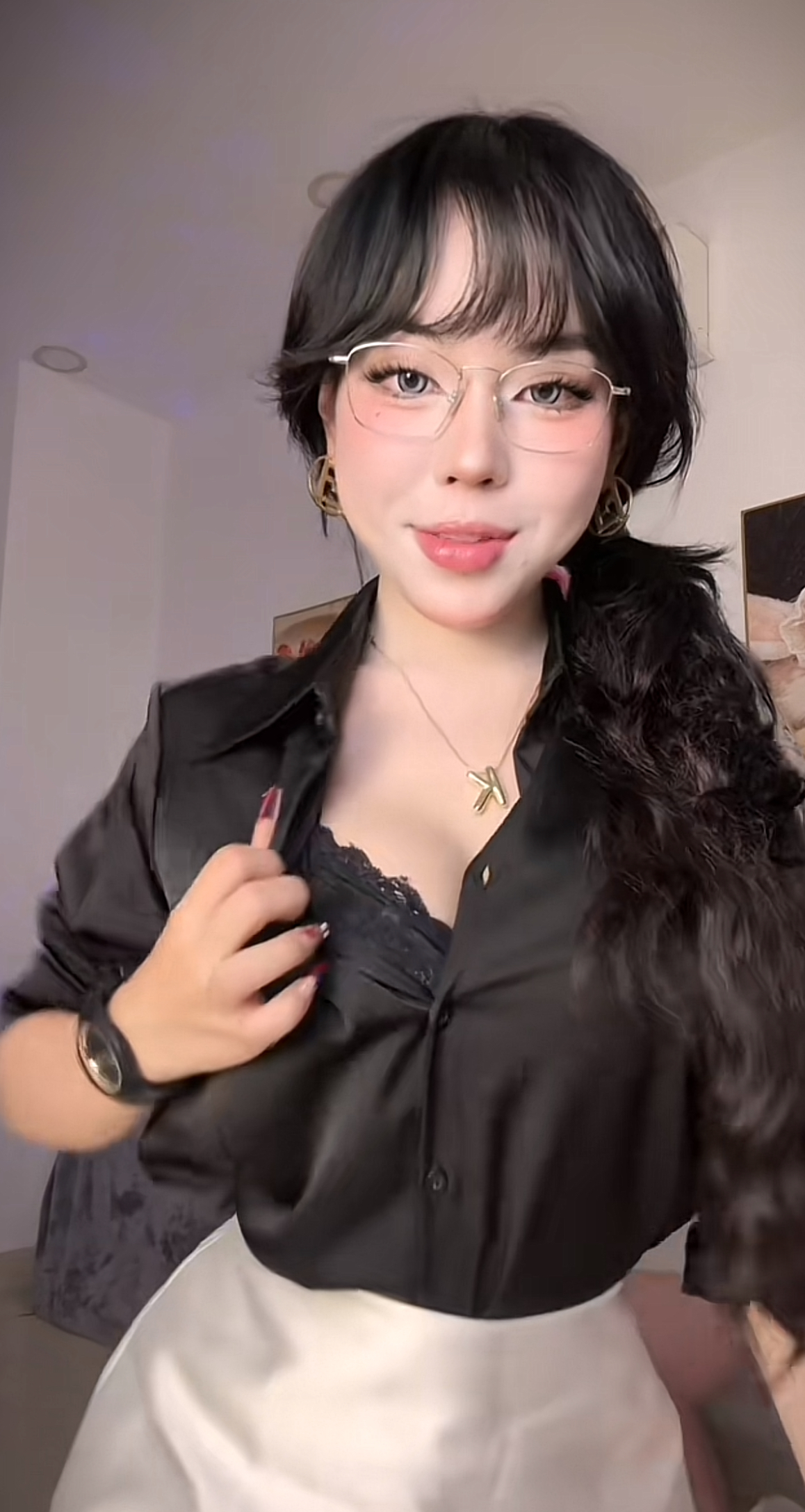 TikTok Star Hà Môi Nails the Viral 'Open and Close' Trend 1 The 'open and close' trend takes social media by storm.
