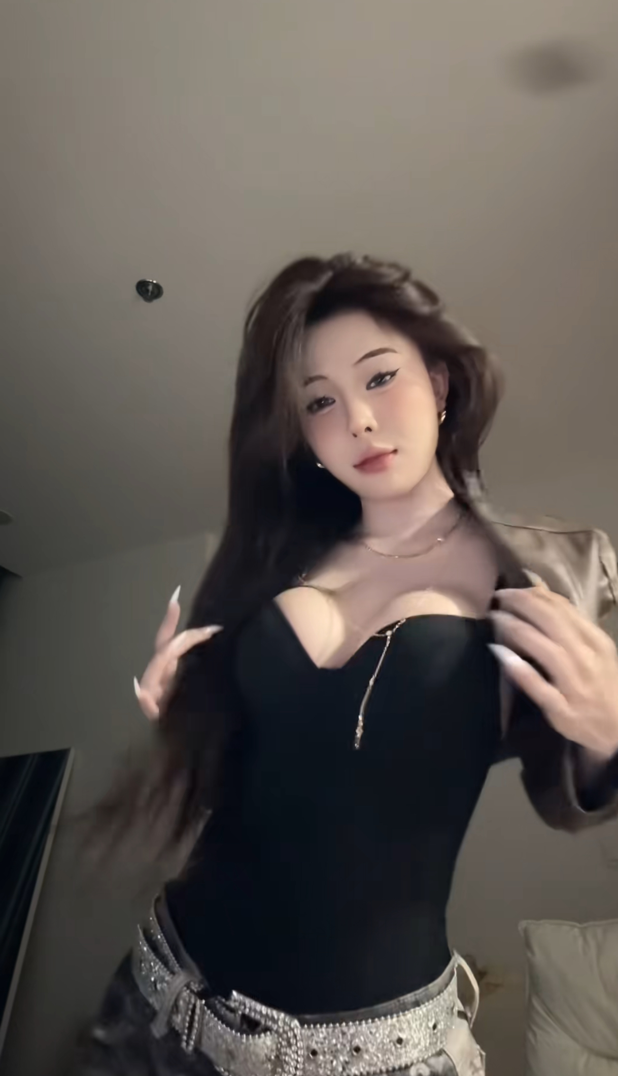 TikTok Star Hà Môi Nails the Viral 'Open and Close' Trend 2 Ngân Hà rides the 'open and close' trend.