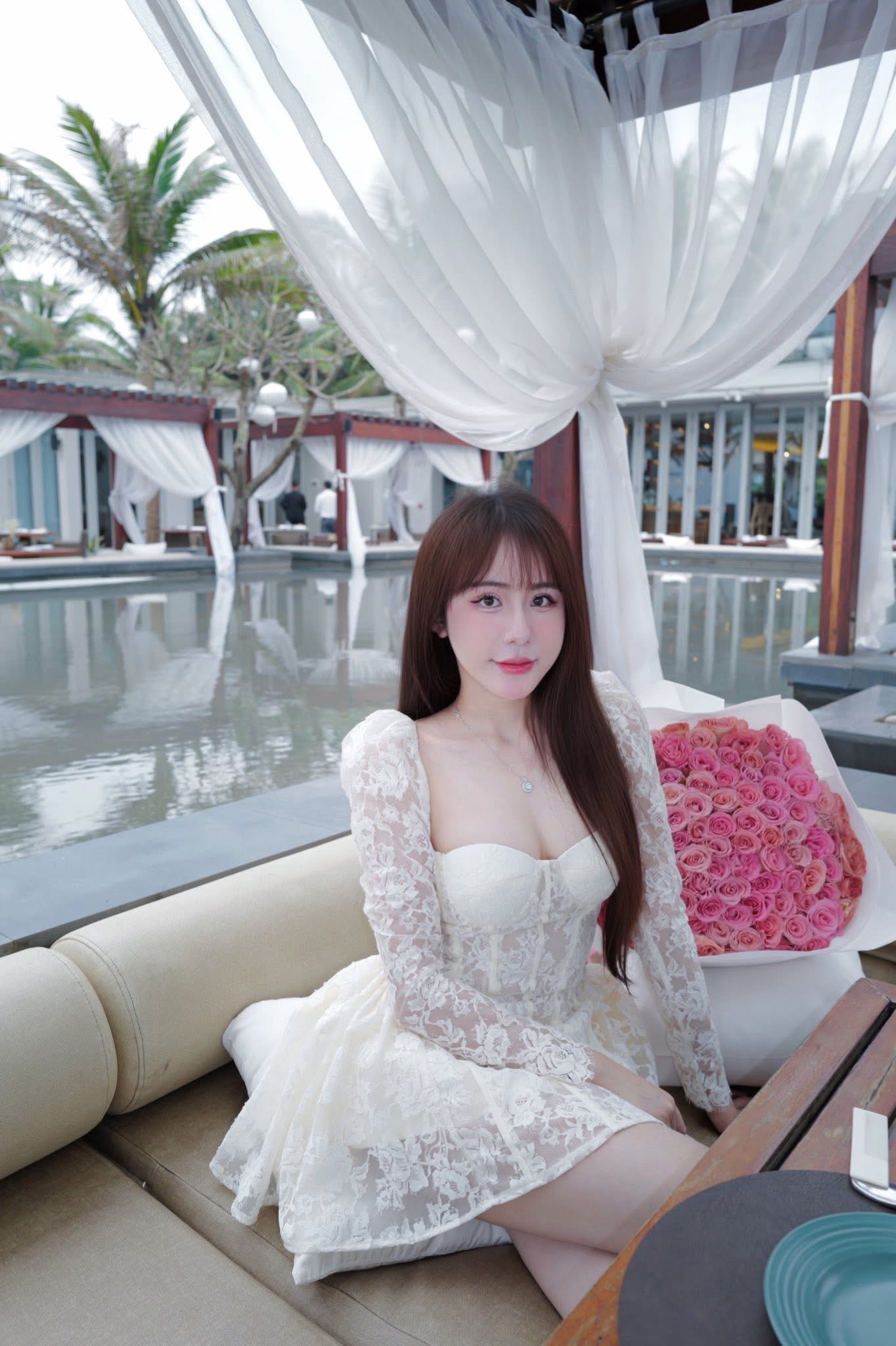 Billiards Star Tuyết Anh Stuns Fans in Bali Sun 6 Tuyết Anh transforms into a sweet muse.