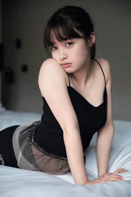 Hashimoto Kanna elegant pose