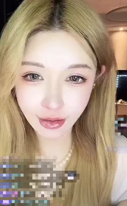 Streamer Exposes Fan’s Shameless Romance Scam 4 Group reacts to scammer's behavior