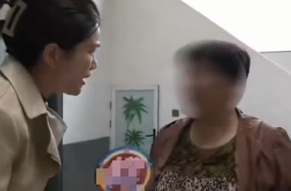 Man Spends Over $280K on Female Streamer, Apologizes to Wife 3 Massage chair gift