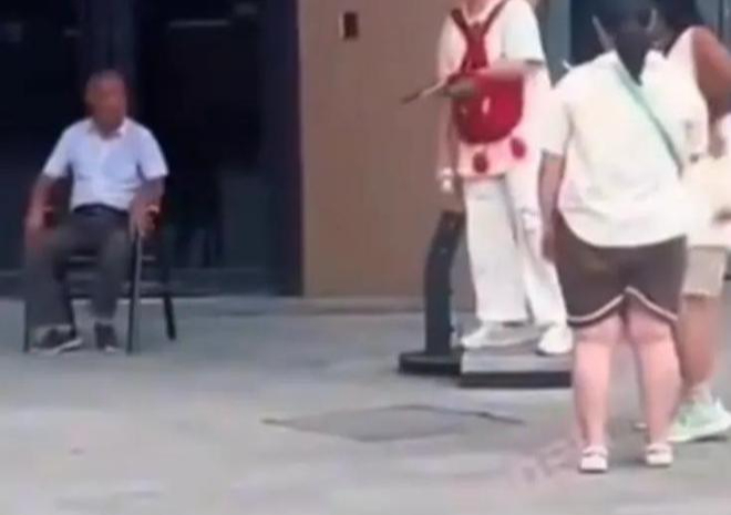 Young Woman Fakes Harassment by Elderly Man to Gain Views 3 edit urlhttp3a2f2fdingyuews126net2f20252f08302f7eaaf06cj00t1swf40010d000kf00l8m 1756693442505854366425 17566934499691752052937 1756698875589 1756698876112969424723