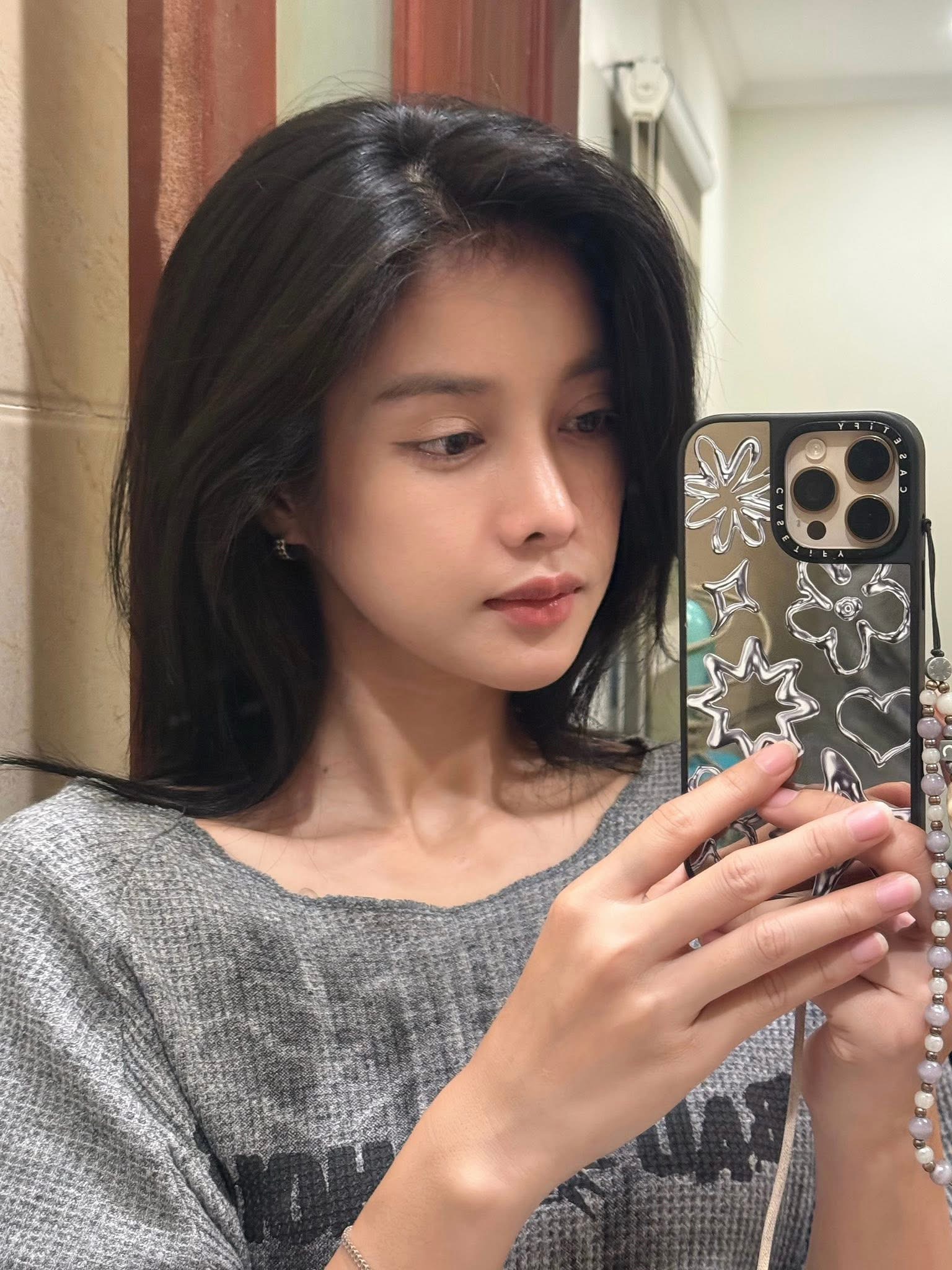 Trinh My Duyen Stuns Fans With No-Makeup Glow and Tiny Waist 10 Trinh My Duyen smiling naturally