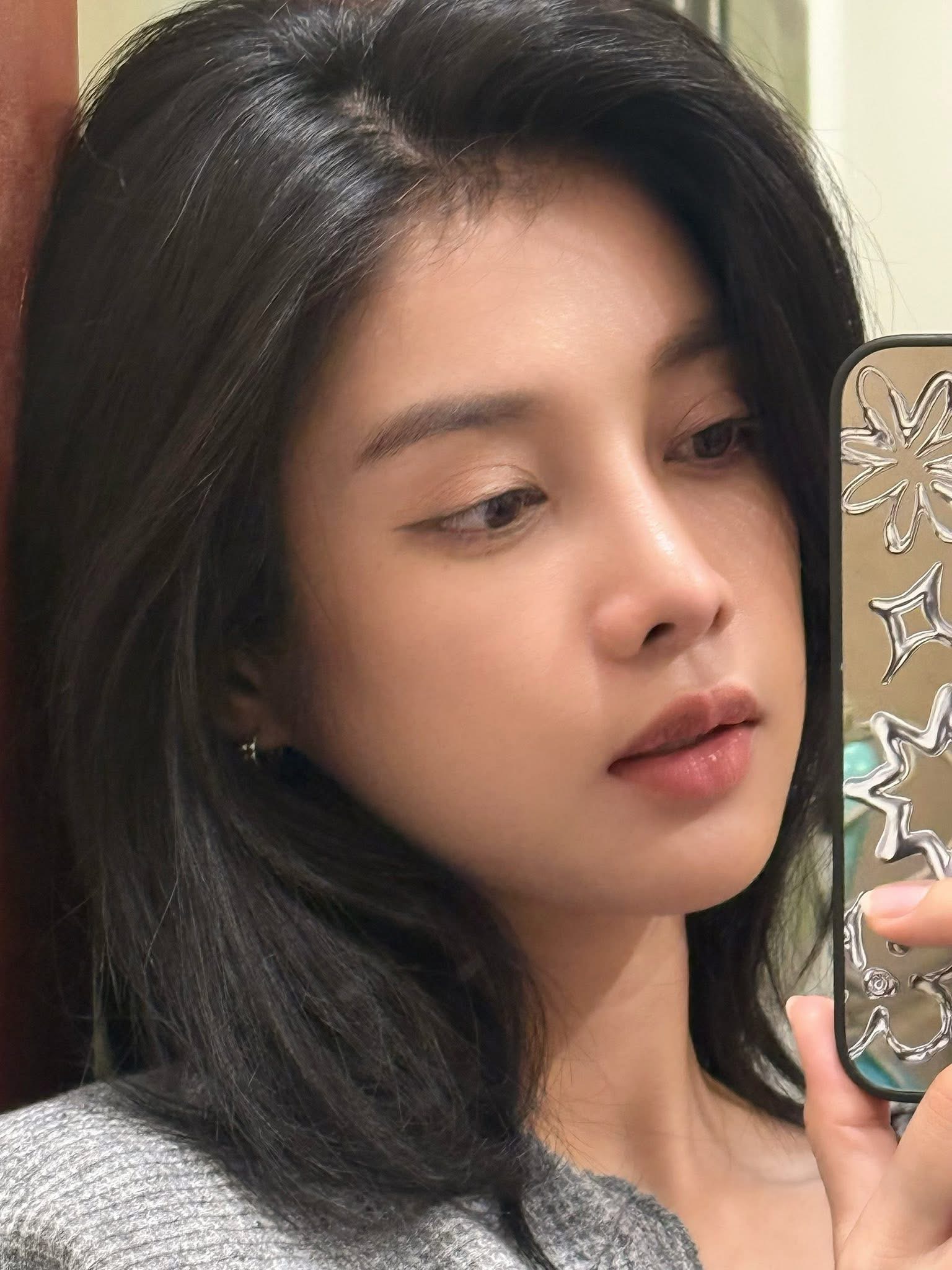 Trinh My Duyen Stuns Fans With No-Makeup Glow and Tiny Waist 8 Trinh My Duyen natural beauty close-up