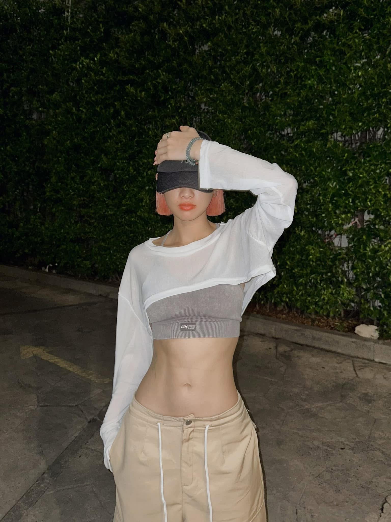 Trinh My Duyen Stuns Fans With No-Makeup Glow and Tiny Waist 4 Trinh My Duyen posing elegantly