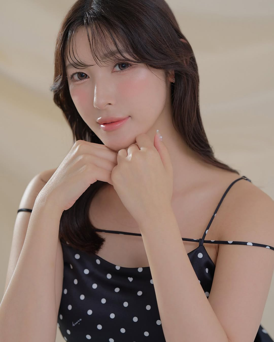 Morisawa Kana posing elegantly