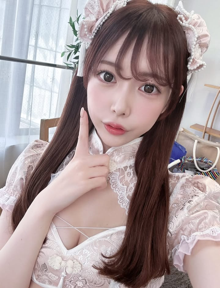 TikTok Star Hoshino Nene Faces Backlash Over Past Videos 3 Hoshino Nene in a glamorous pose