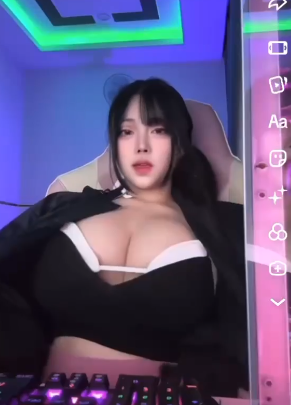 Pi Tiên Joins Viral Trend but Only for Her Hardcore Fans 4 Pi Tiên private video screenshot