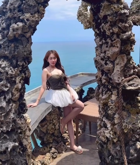 Billiards Star Tuyết Anh Stuns Fans in Bali Sun 3 The billiards star shows off her flawless, sexy figure.