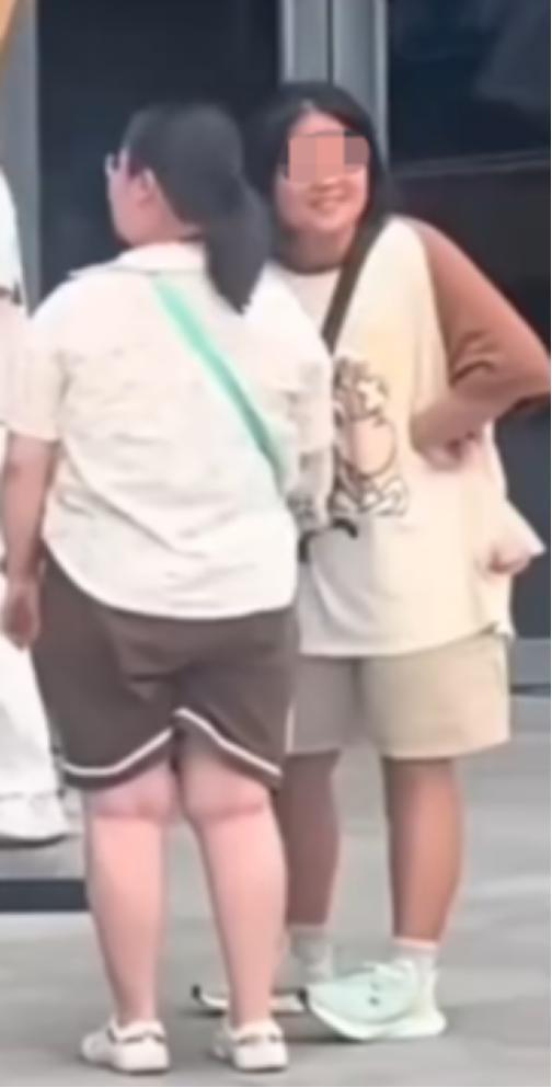 Young Woman Fakes Harassment by Elderly Man to Gain Views 5 urlhttp3a2f2fdingyuews126net2f20252f08302fe9077b34j00t1swf4000xd000e000rlm 17566936128401559997864 1756698879881 17566988806892130702410