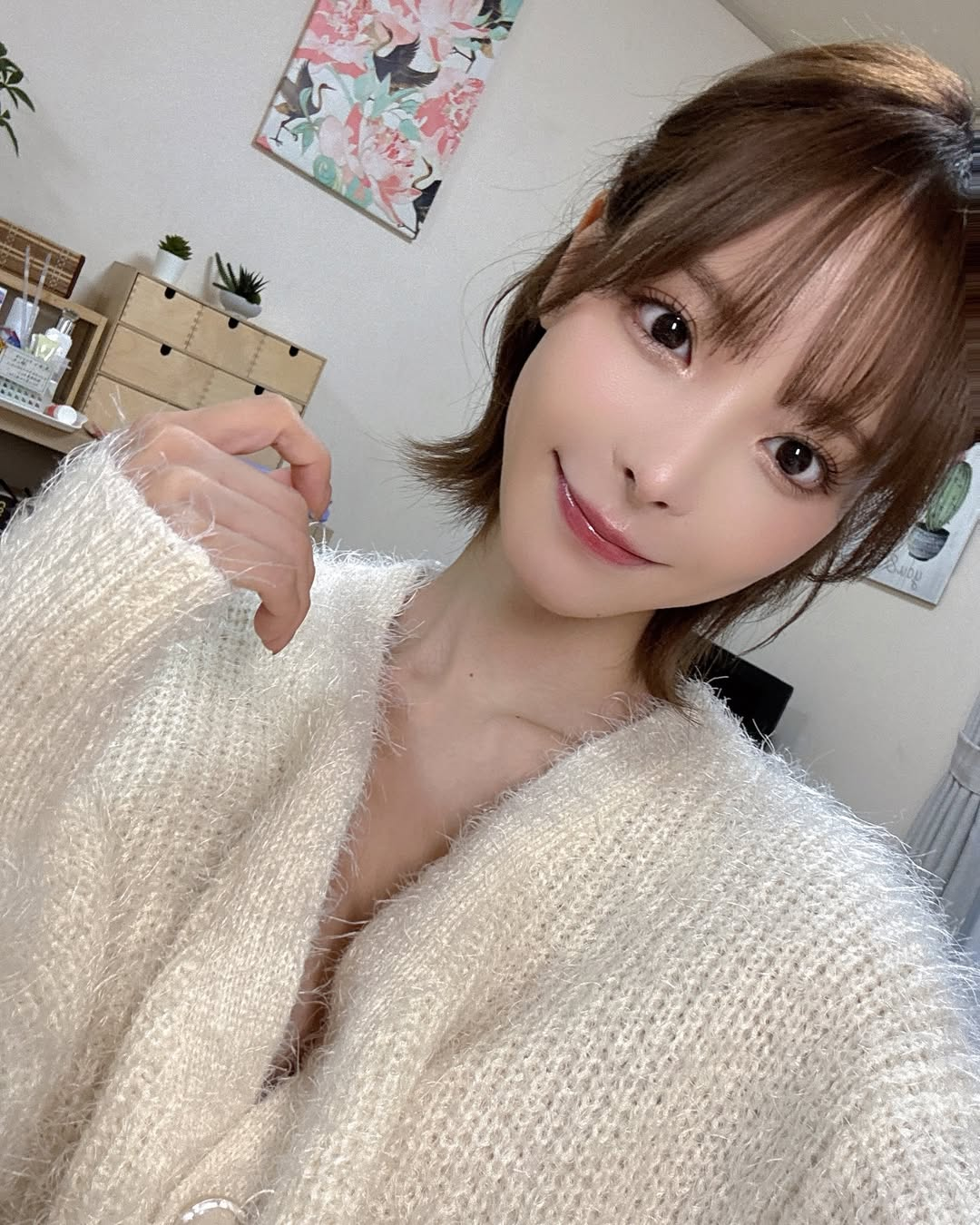 Momonogi Kana Announces Retirement After a Decade in the Spotlight 2 Momonogi Kana smiling