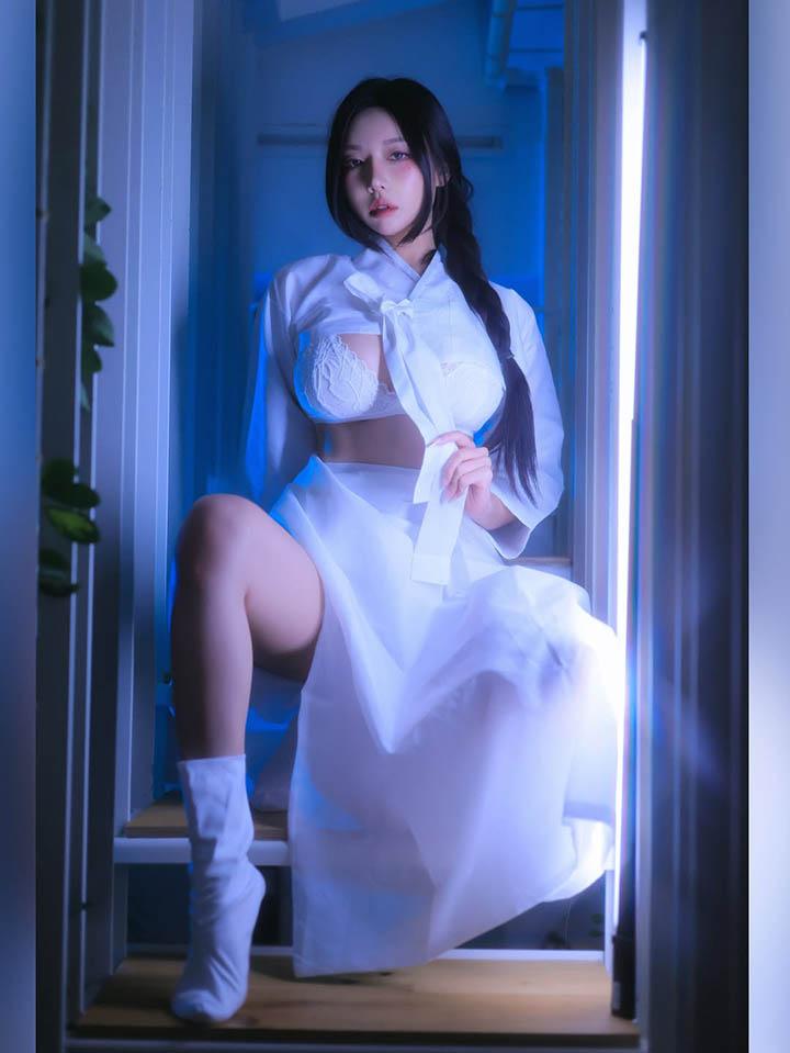 Donggeuran in Virgin Ghost cosplay wearing a white hanbok
