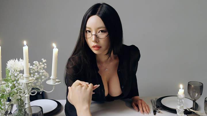 Donggeuran Virgin Ghost cosplay full shot