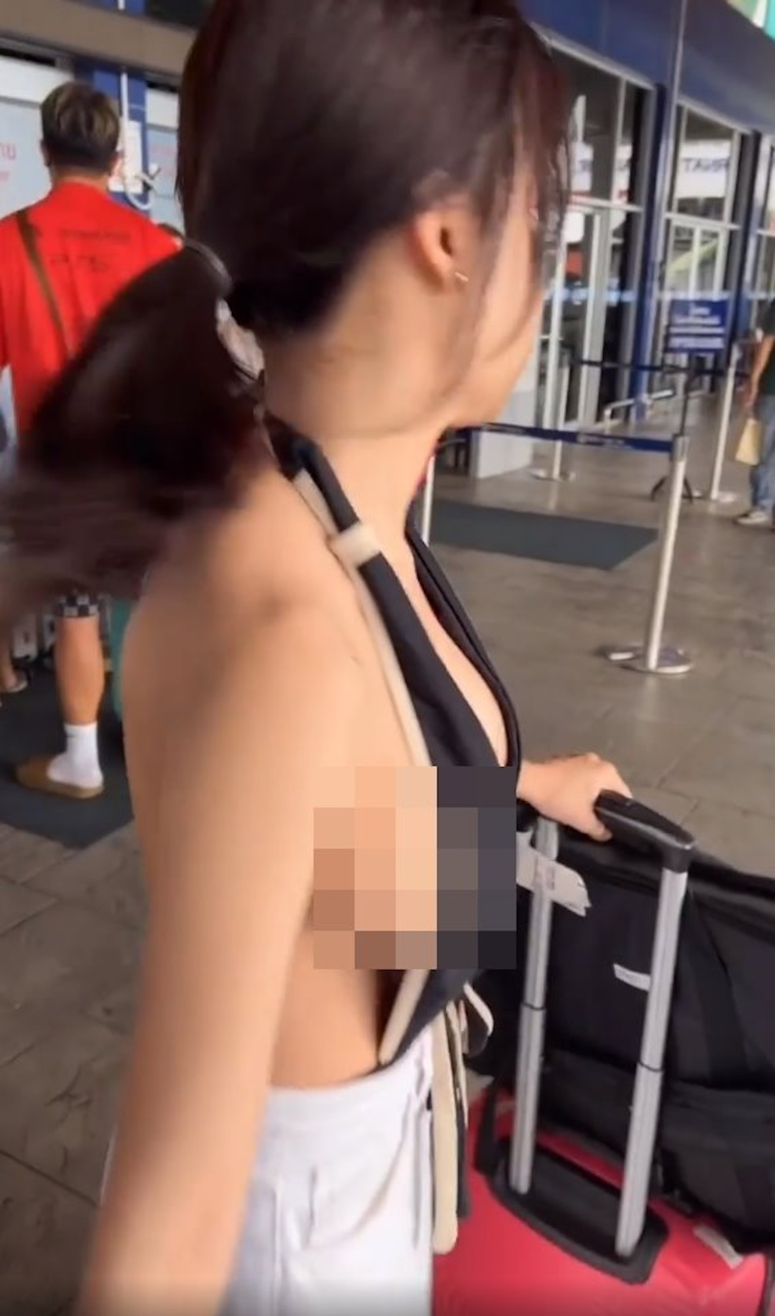 DJ Barbie Mozz Sparks Debate with Airport Luggage Moment 2 photo 1762749765146 17627497654601637908048 1762750092656 1762750092853693101381 1763271605087 17632716051911338195163 scaled