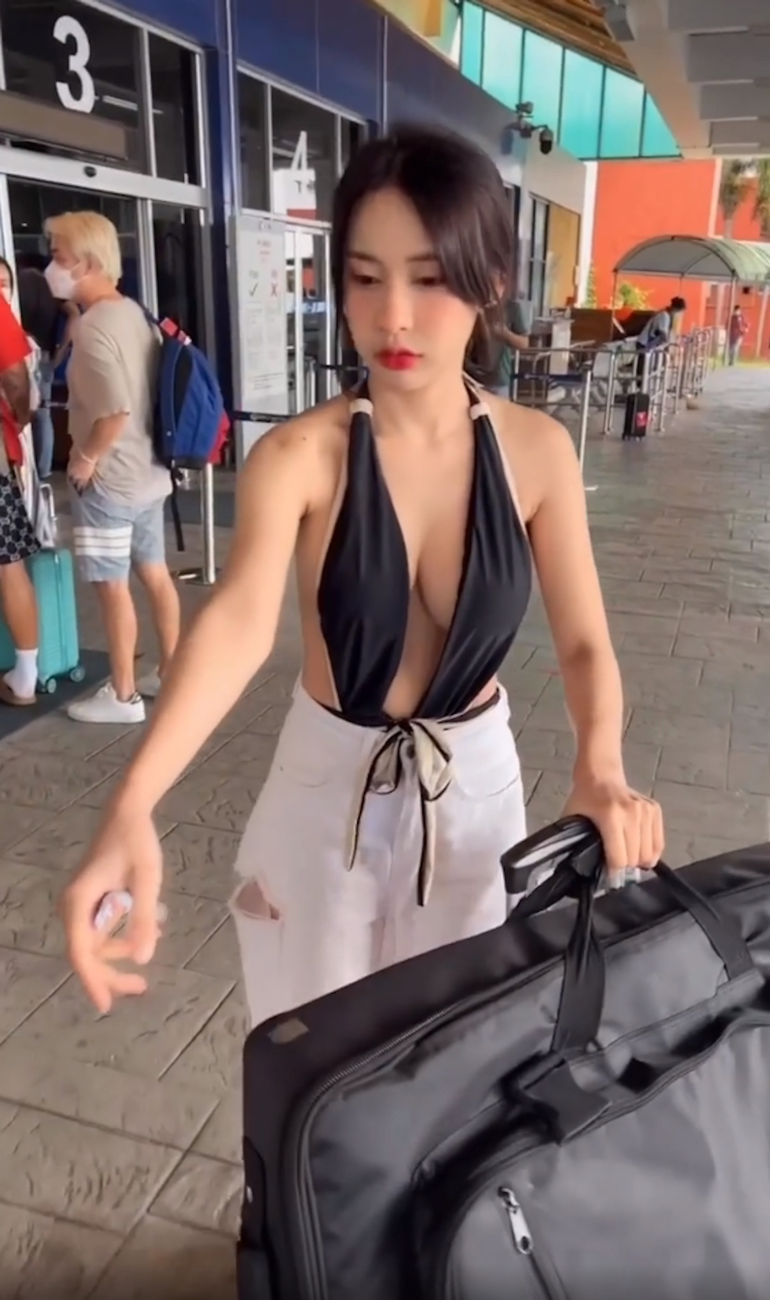 DJ Barbie Mozz Sparks Debate with Airport Luggage Moment 3 photo 1762749832167 1762749832487790074036 1762750095576 1762750096068228813944 1763271606078 1763271606252126080756 scaled