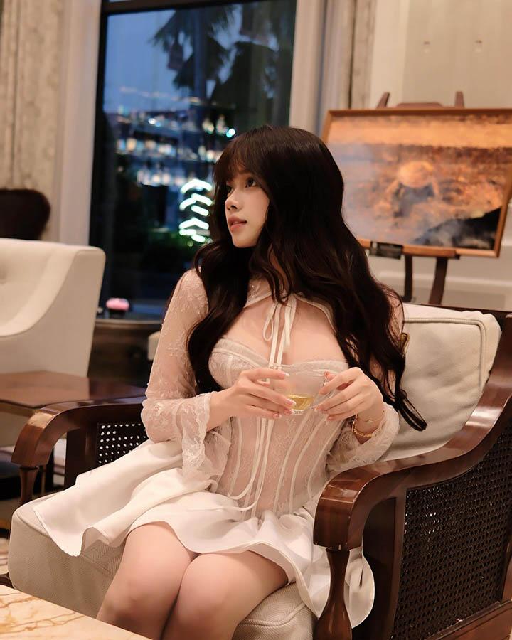 Quỳnh Anh in a creative photo setup