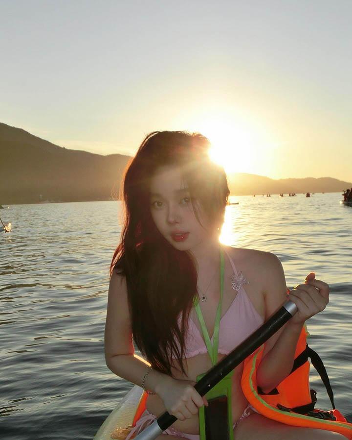 Quỳnh Anh in an elegant pose
